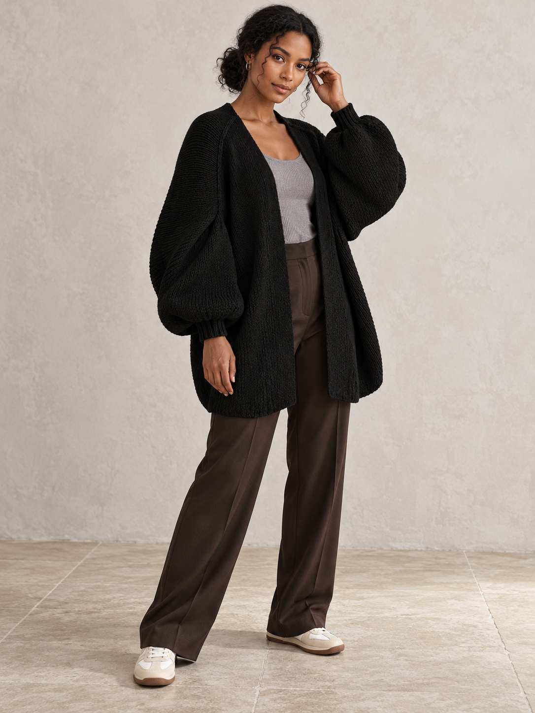 Langer offener Damen Strickcardigan mit Ballonärmeln in Schwarz – Alternative Ansicht am Model