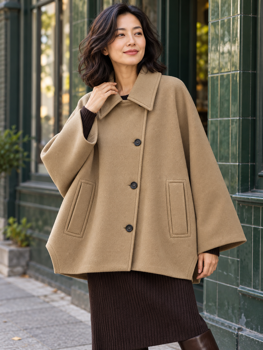 Weiter Damen Kurzmantel mit breitem Kragen in Khaki – Alternative Ansicht am Model