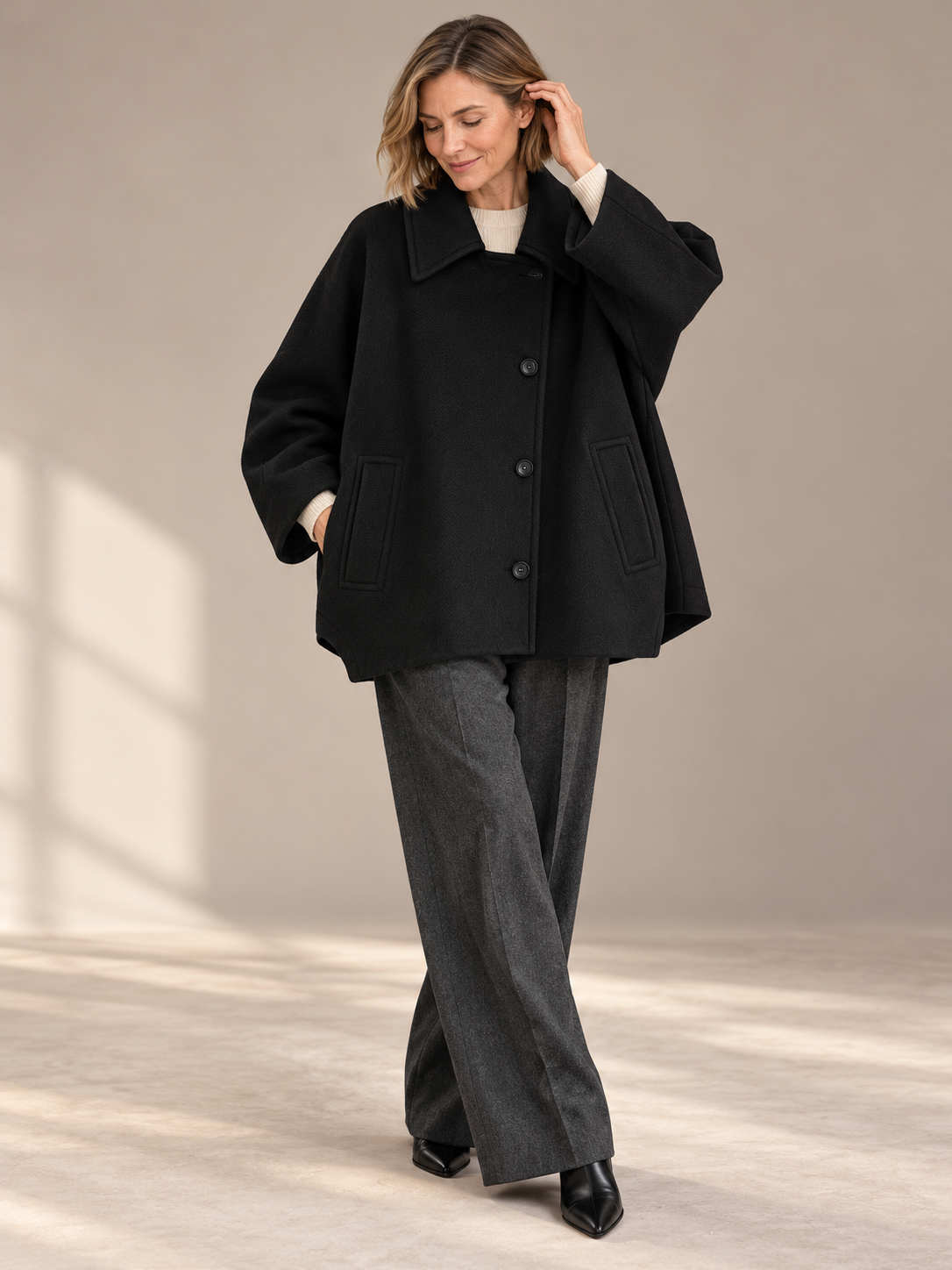 Weiter Damen Kurzmantel mit breitem Kragen in Schwarz – Produkt im Detail am Model