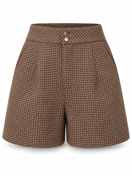 Karierte Damen Shorts mit goldfarbenen Knöpfen – Produkt auf weißem Hintergrund