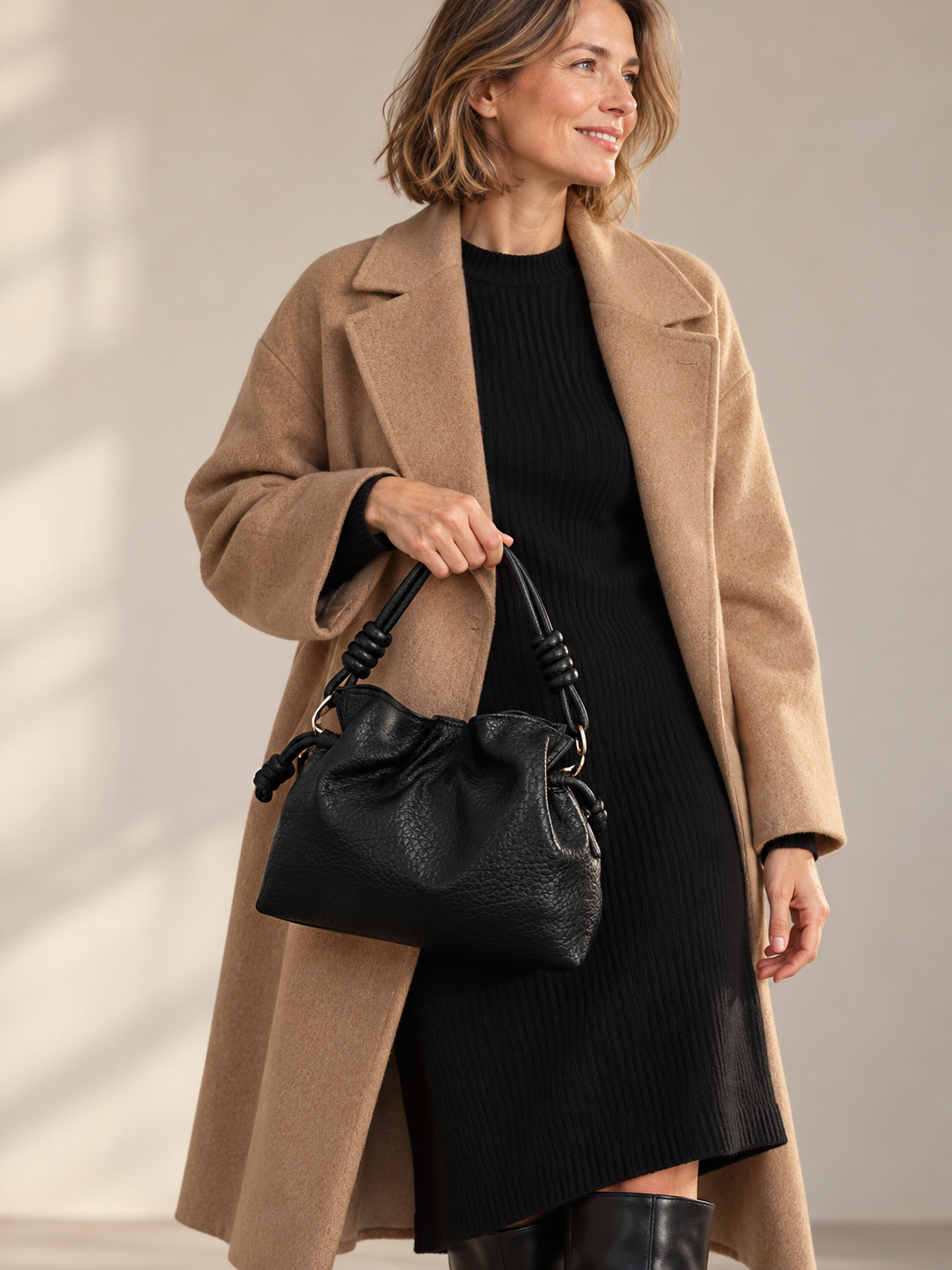 Damen Handtasche mit Kordelzug und Knotengriff in Schwarz – Alternative Ansicht am Model