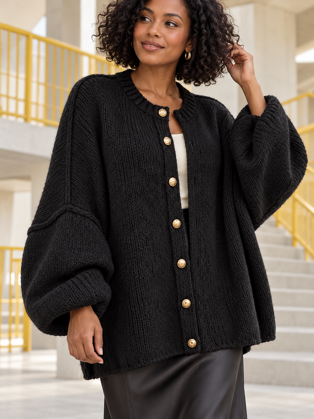 Damen Oversize-Cardigan mit Fledermausärmeln und Knöpfen in Schwarz – Alternative Ansicht am Model