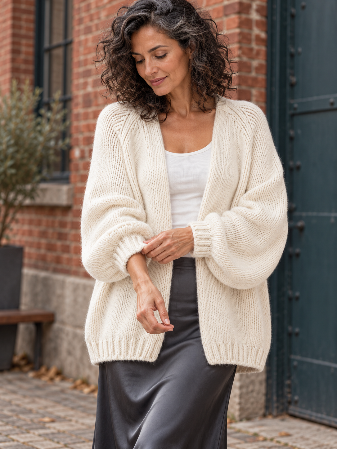 Offener Damen Strickcardigan mit Ballonärmeln in Cremeweiß – Alternative Ansicht am Model