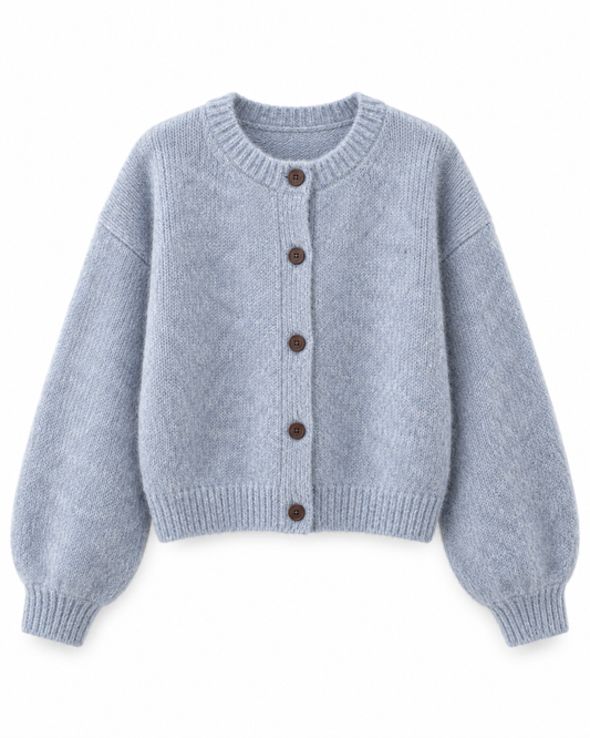 Kurze Damen Strickjacke mit Rundhals und Knöpfen – Produkt auf weißem Hintergrund