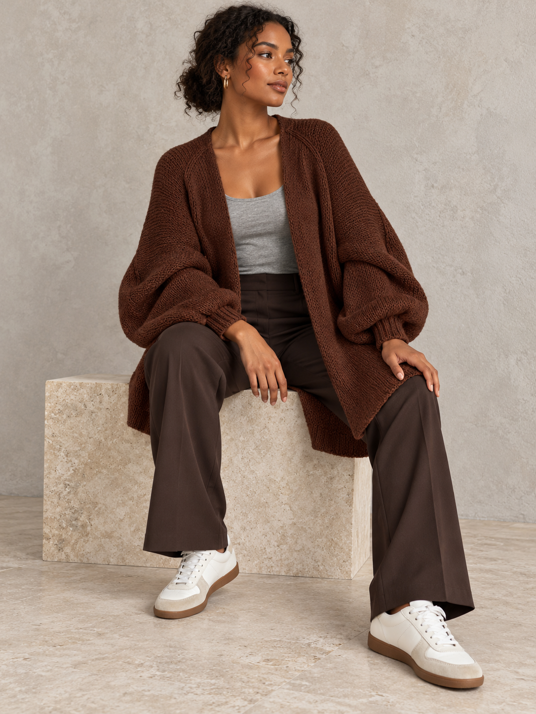 Langer offener Damen Strickcardigan mit Ballonärmeln in Braun – Alternative Ansicht am Model
