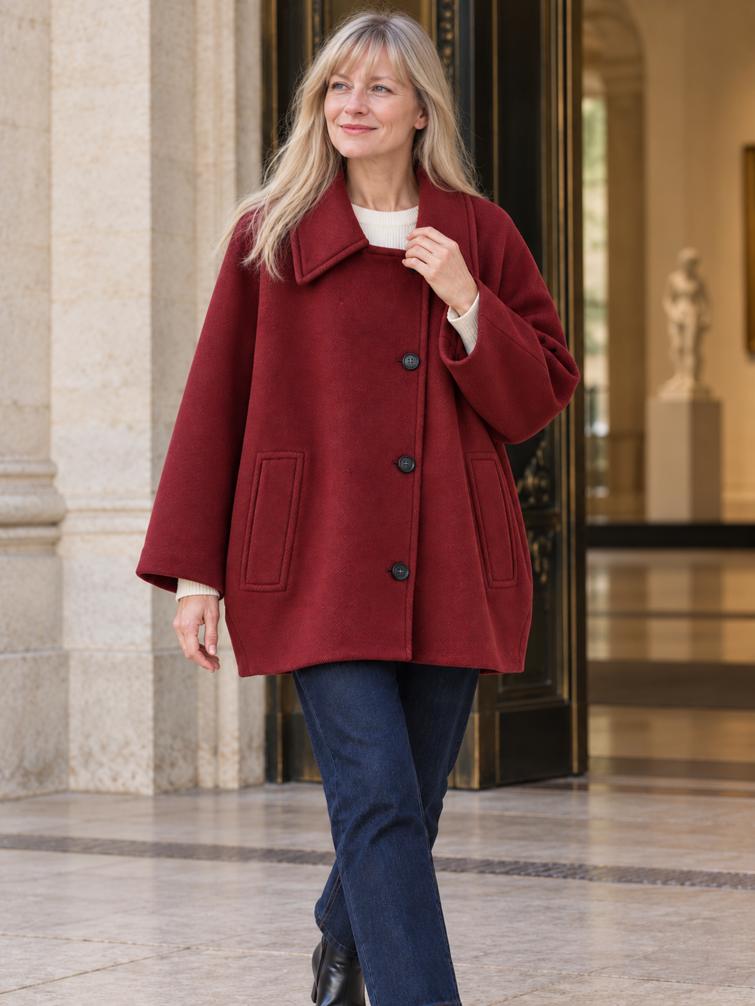 Weiter Damen Kurzmantel mit breitem Kragen in Burgunder – Produkt im Detail am Model