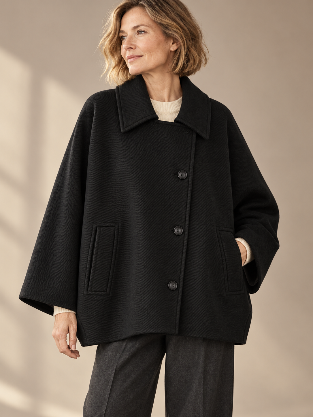 DRAPE Kurzmantel in Schwarz – Detail am Model