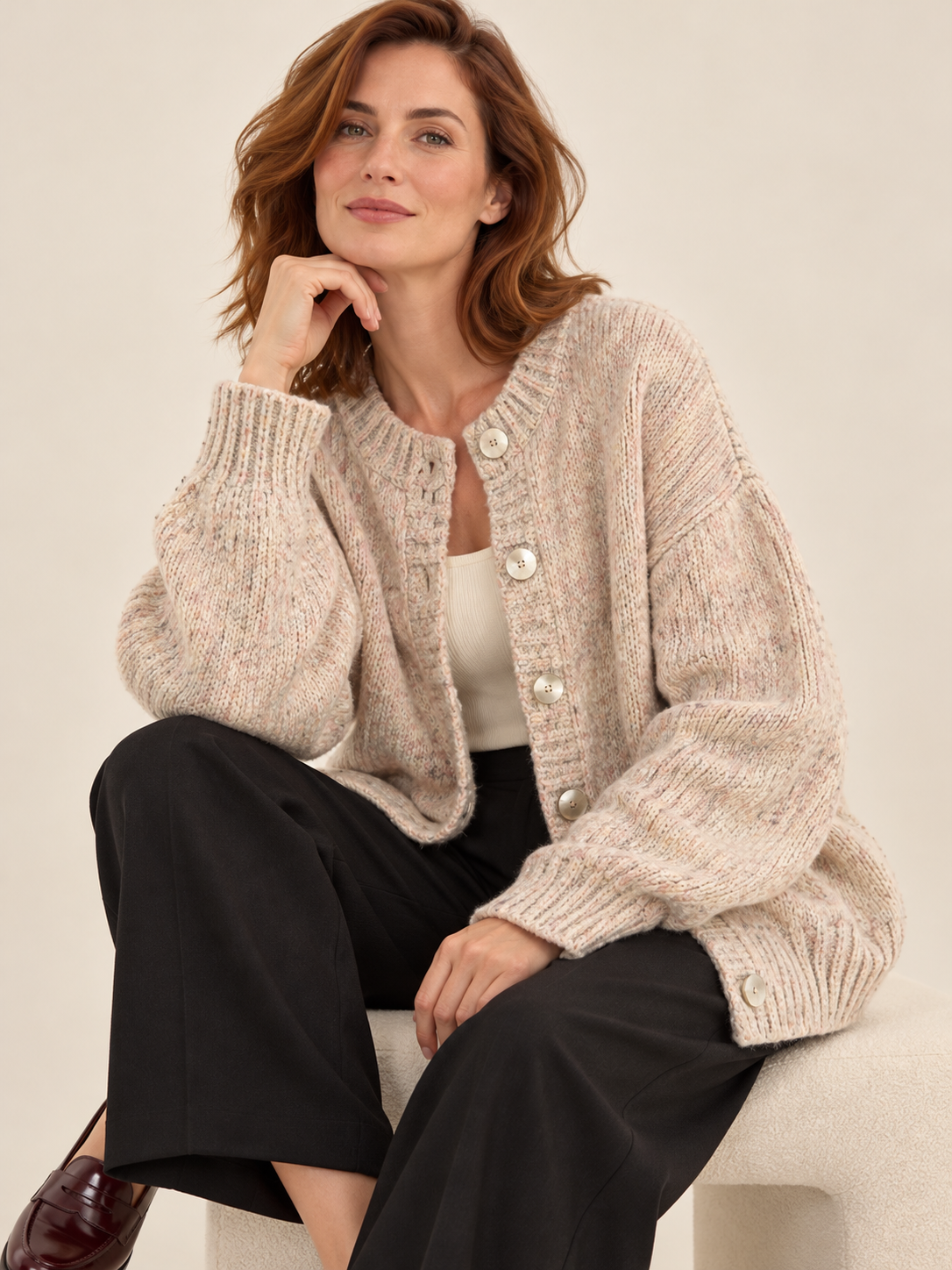 Damen Strukturstrickjacke mit Rundhals und Schmuckknöpfen in Beige – Alternative Ansicht am Model