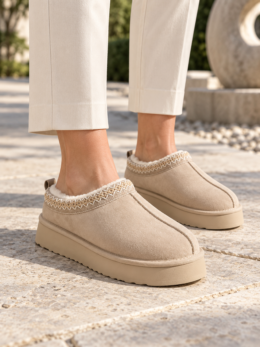 COZY Plateau-Clogs in Beige – Detail am Model