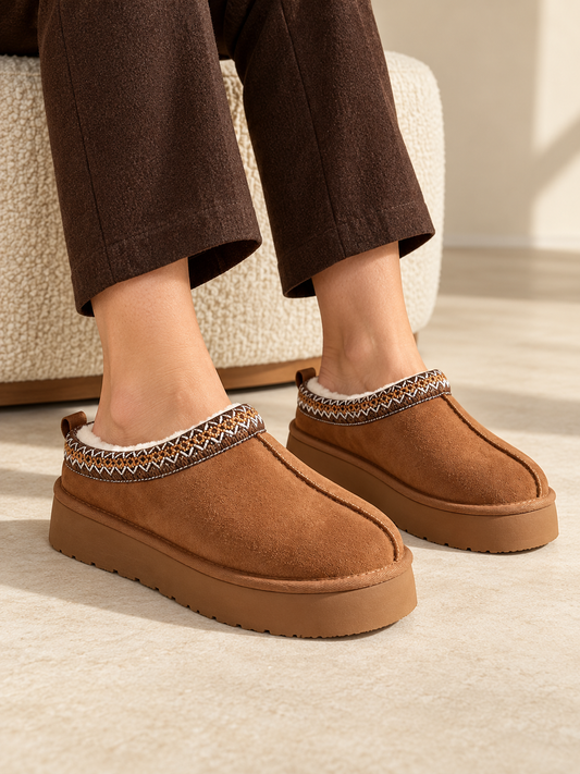 COZY Plateau-Clogs in Braun – Detail am Model