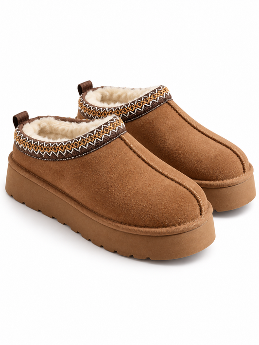 Damen Plateau-Clogs in Wildlederoptik – Produkt auf weißem Hintergrund