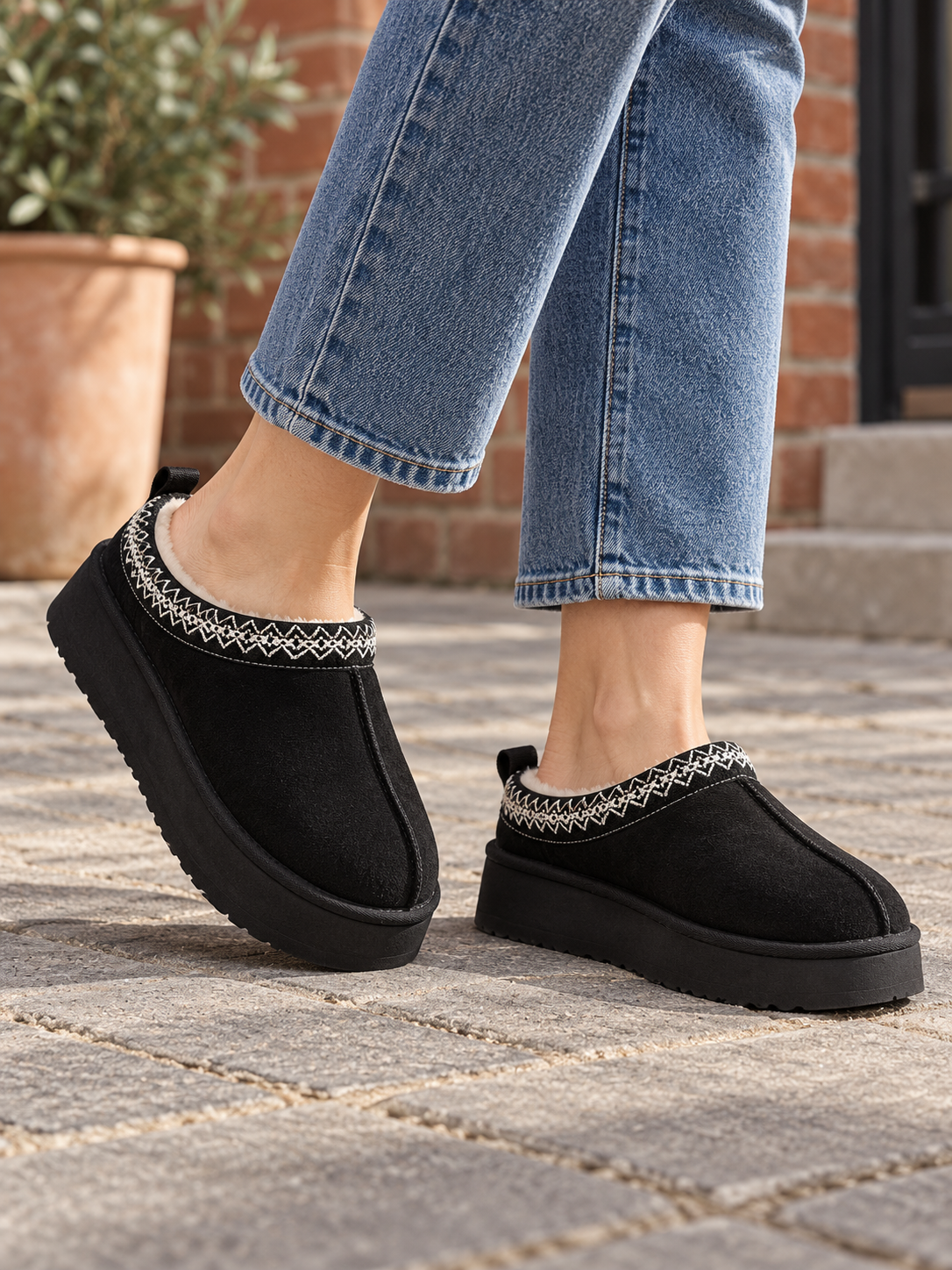 Damen Plateau-Clogs in Wildlederoptik in Schwarz – Alternative Ansicht am Model
