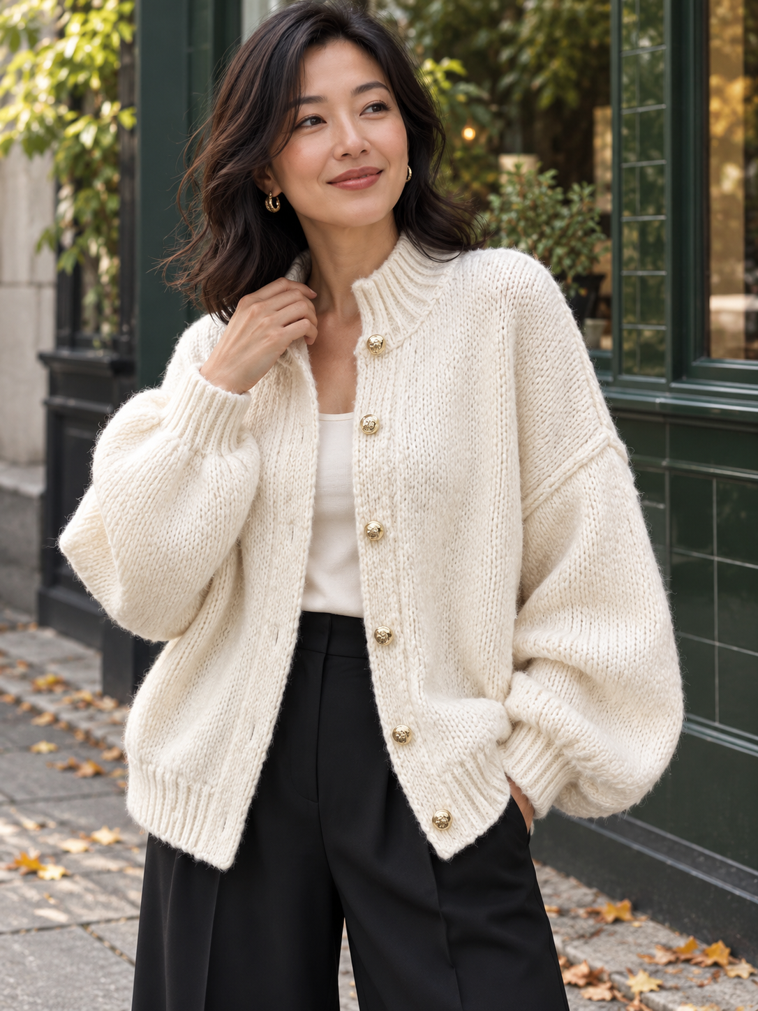 GOLD Kragenstrickjacke in Cremeweiß – Detail am Model