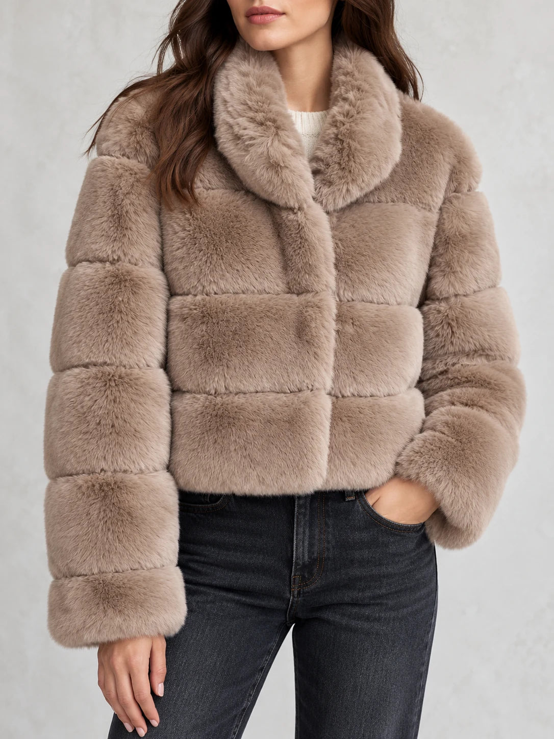 Short Women's Faux Fur Jacket with Stand-up Collar – Khaki am Model